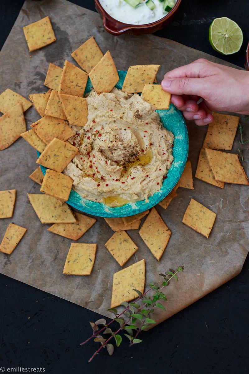 Rezeptbild: Cracker aus Kichererbsenmehl mit dreierlei Dips