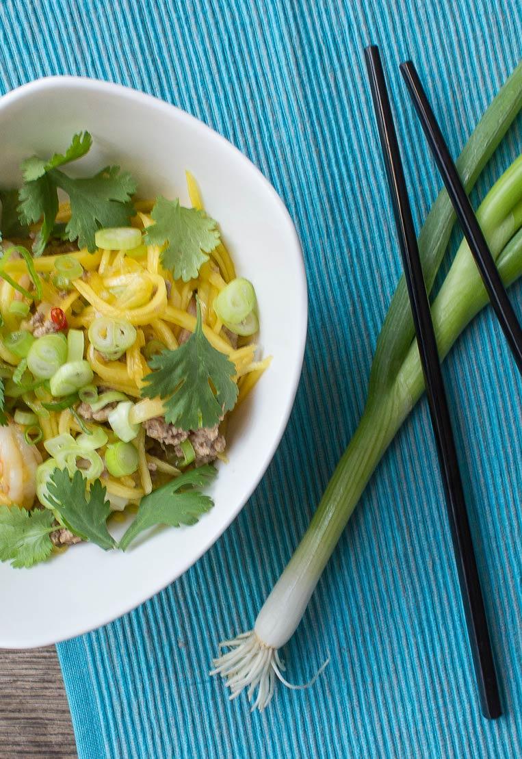 Rezeptbild: Pikanter Mangosalat mit Garnelen