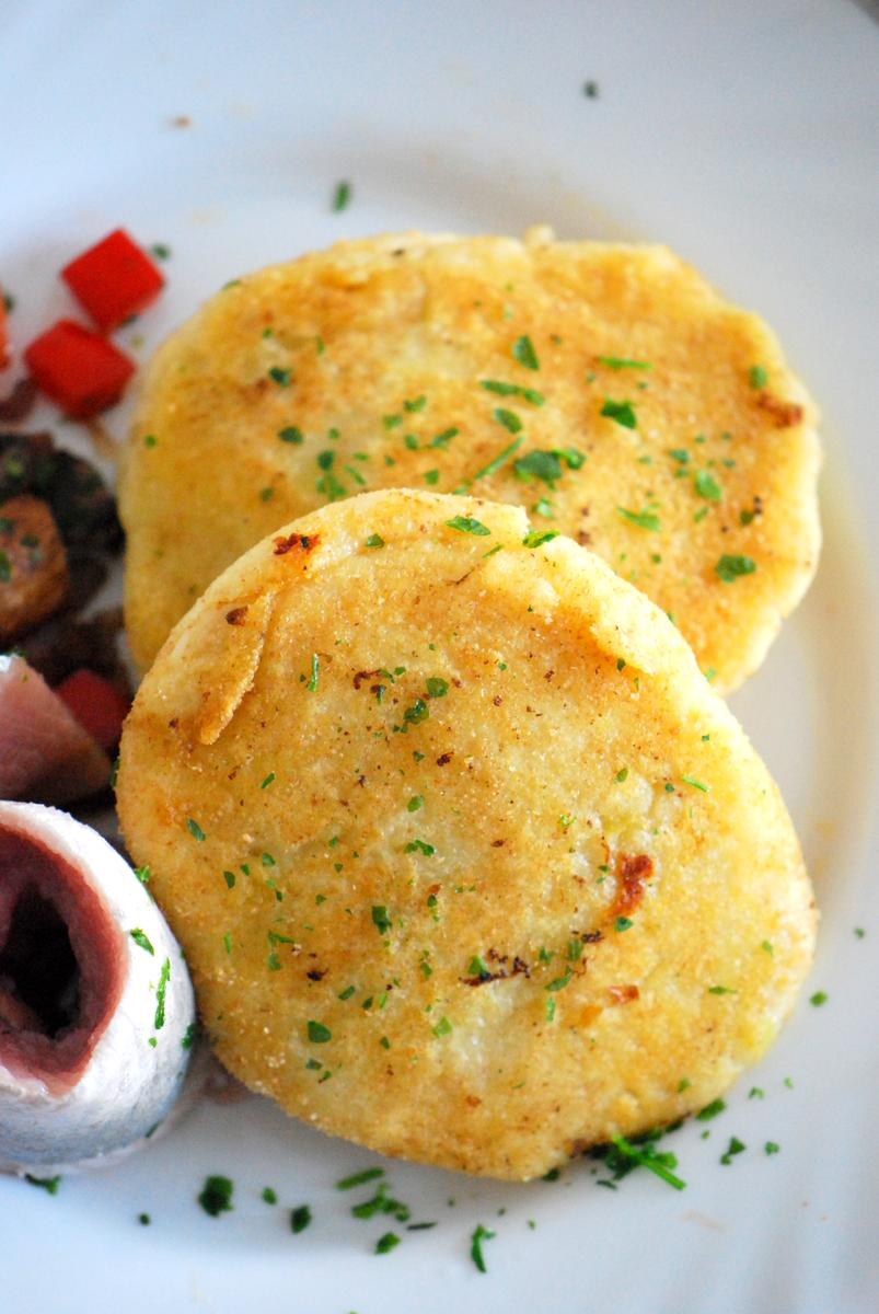 Rezeptbild: Kartoffeltaler mit Champignon-Füllung & Matjes