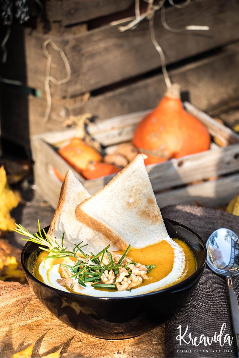 Rezeptbild: Kürbissuppe mit Rosmarin und Walnüssen