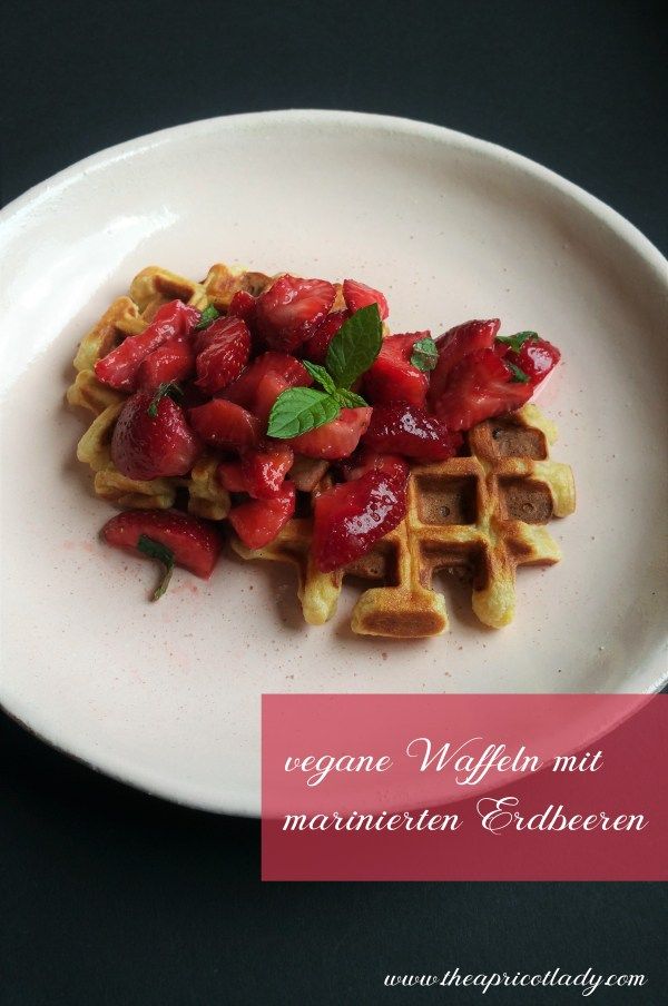 Rezeptbild: Vegane Waffeln mit marinierten Erdbeeren 