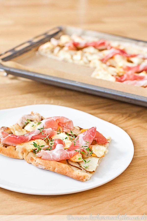 Rezeptbild: Pizza bianco – mit Birne, Käse und Schinken