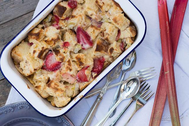 Rezeptbild: Erdbeer-Rhabarber Cheesecake French Toast Auflauf