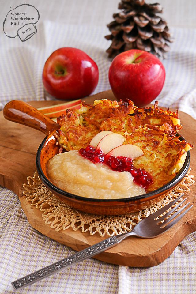 Reiberdatschi (Reibekuchen/Kartoffelrösti) mit Apfelmus von Löffel voll ...