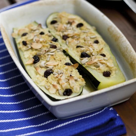 Rezeptbild: Gefüllte Zucchini mit Mandeln und Räuchertofu