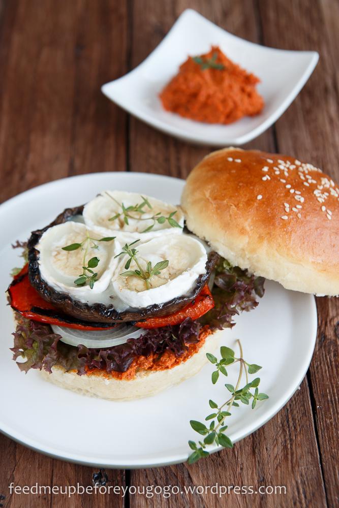 Rezeptbild: Vegetarischer Burger mit Portobellopilzen, Ziegenkäse und Pesto Rosso