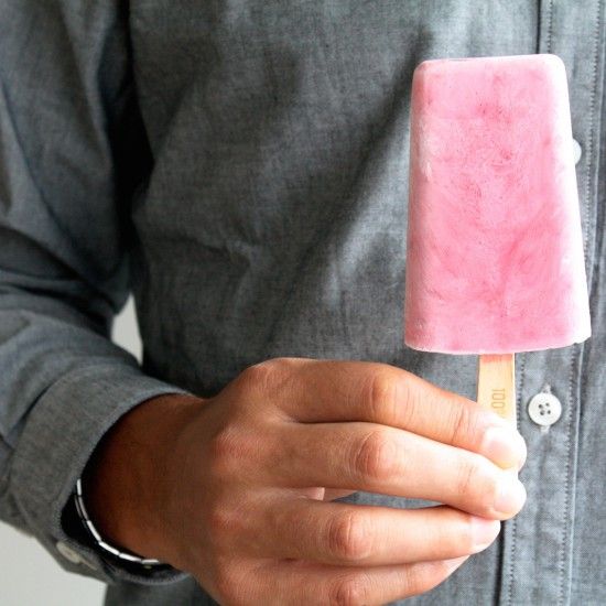 Rezeptbild: Eis am Stiel mit frischen Himbeeren