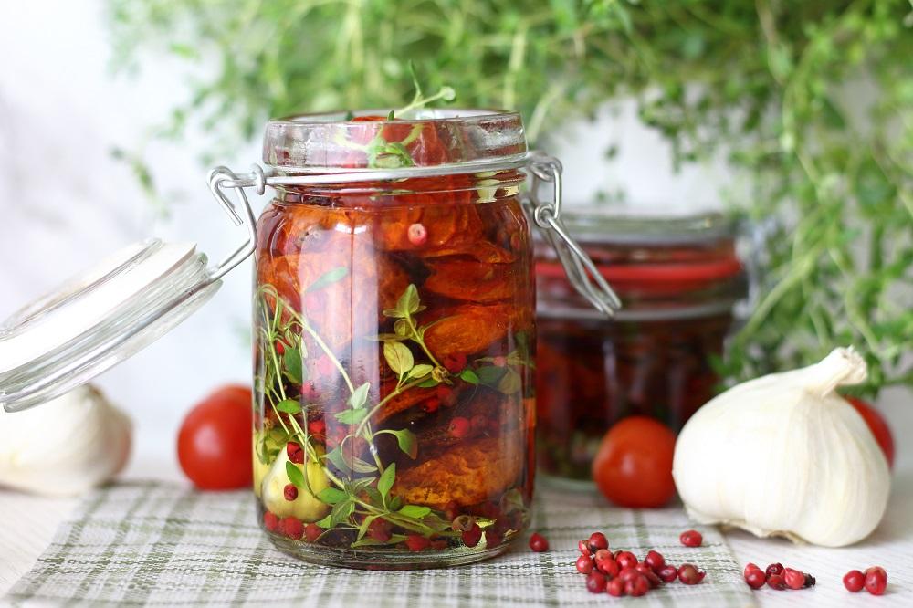 Rezeptbild: Eingelegte getrocknete Tomaten mit Thymian und Rosa Pfeffer
