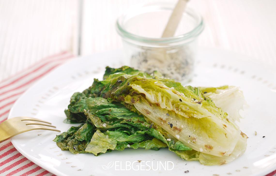 Rezeptbild: Gebratene Salatspalten mit Gomasio – einfach köstlich!