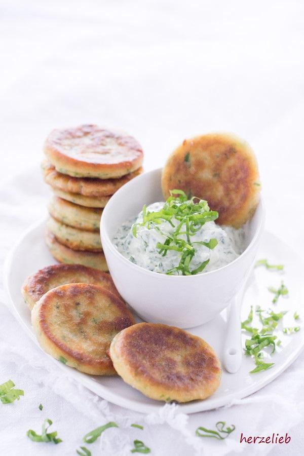 Rezeptbild: Bärlauch-Pfannkuchen mit Bärlauch-Dip