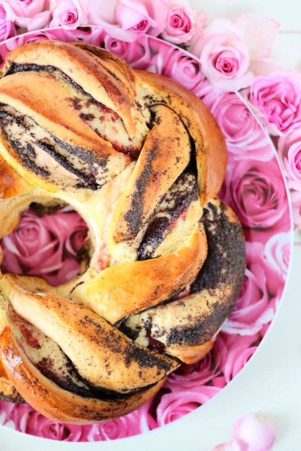 Rezeptbild: Hefekranz mit Mohn-Himbeerfüllung