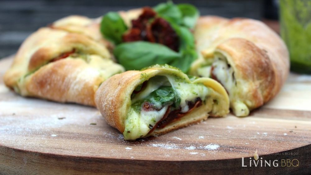 Rezeptbild: Tomate Mozzarella Caprese im Croissantteig