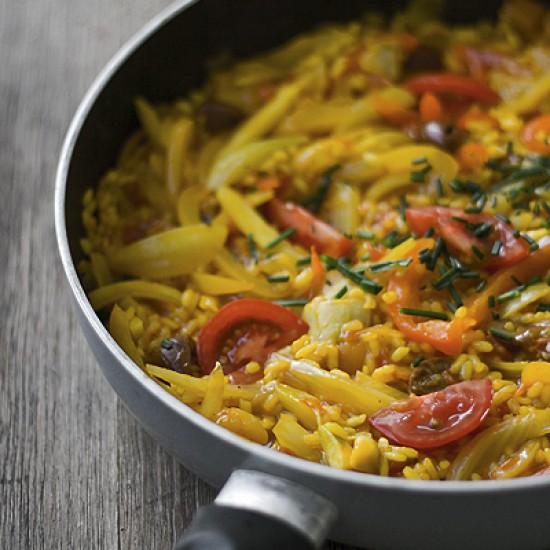 Rezeptbild: Bunte Gemüsepaella mit Artischocken und Oliven