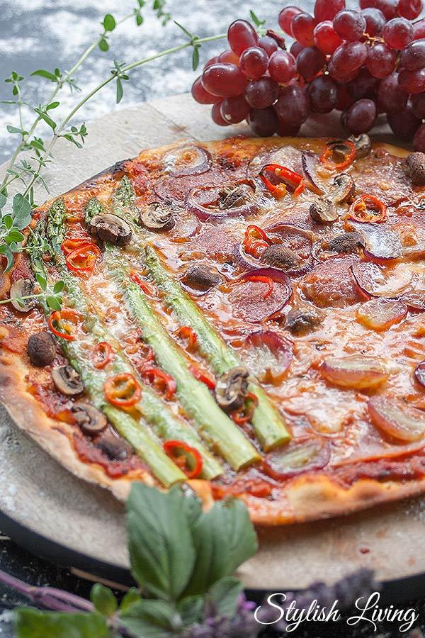 Rezeptbild: Spargelpizza mit Schinken, Salami, Weintrauben, Champignons und Peperoncini