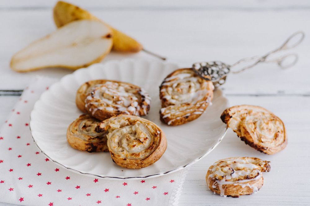 Rezeptbild: WÜRZIGE DINKEL-BLÄTTERTEIG-SCHNECKEN MIT APFEL UND BIRNE 
