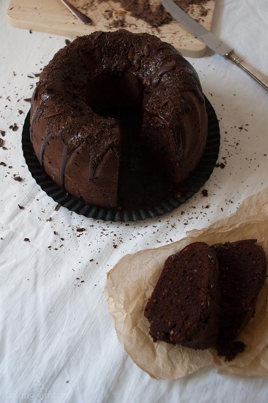 Rezeptbild: Schokoladen-Haselnuss-Gugelhupf mit Ganache {Chocolate Hazelnut Bundt Cake with Ganache)