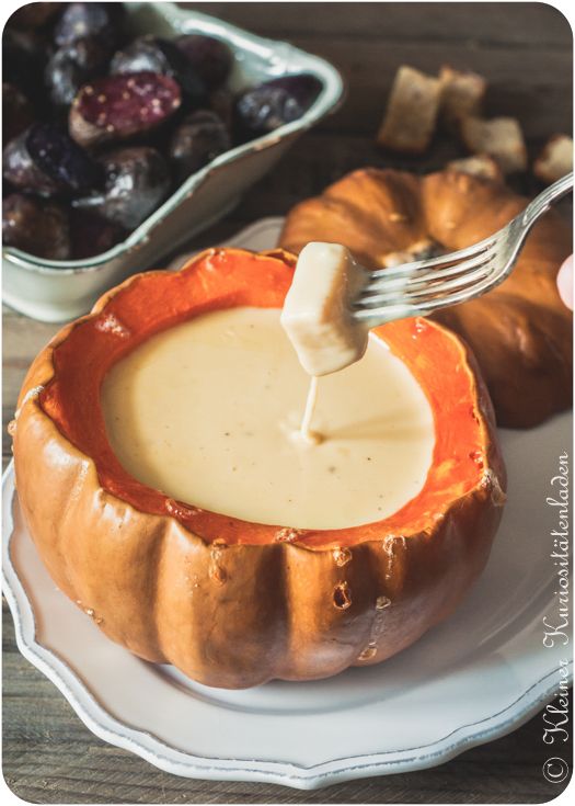 Rezeptbild: Käsefondue im gebackenen Ofenkürbis