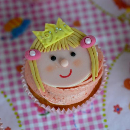 Rezeptbild: Kokos-Cupcakes mit Erdbeer-Buttercreme