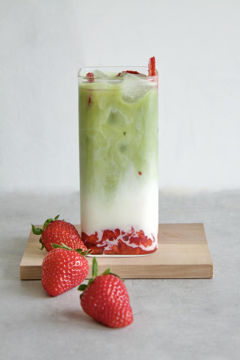 Rezeptbild: Iced Erdbeer Matcha Latte