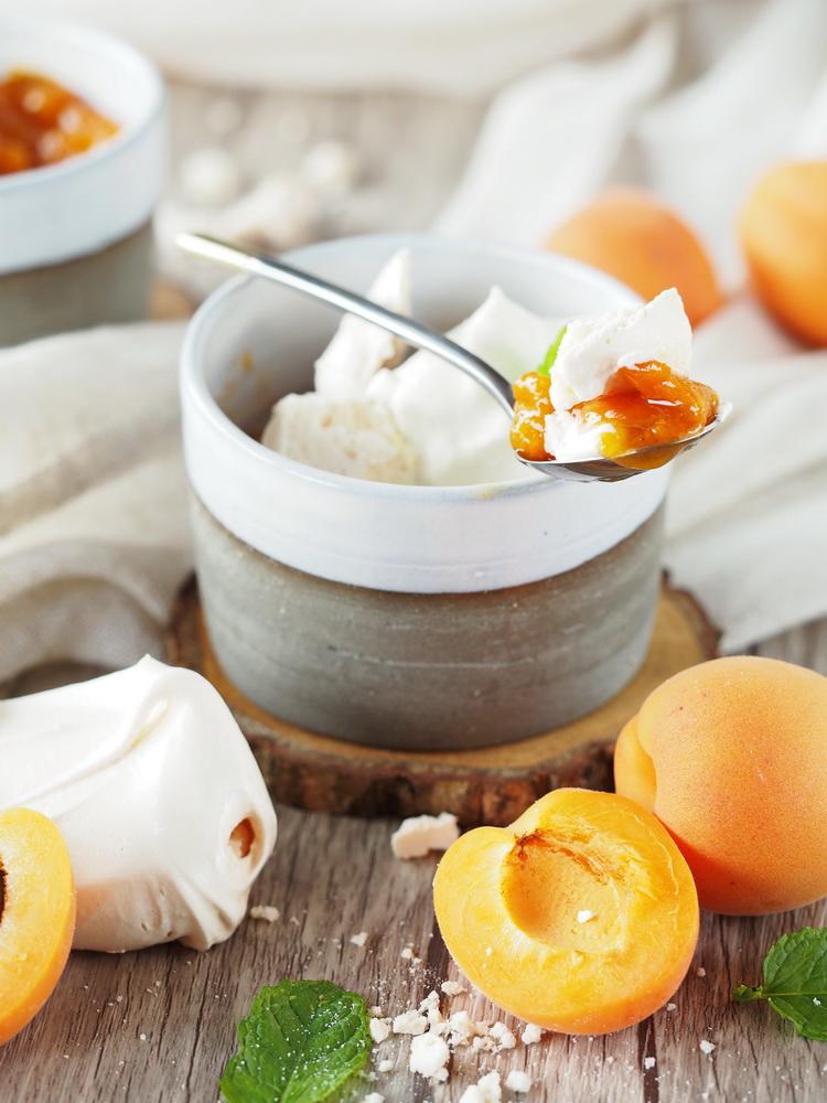 Rezeptbild: Baiser mit Aprikosen-Röster und Sahne