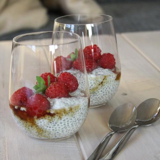 Rezeptbild: Kokos Chia Pudding mit Ahornsirup und Himbeeren
