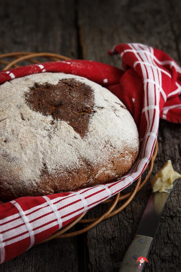 Rezeptbild: Herziges Vollkorn-Landbrot mit Sauerteig