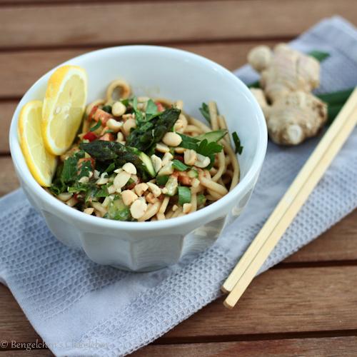Rezeptbild: Asiatischer Nudelsalat mit grünem Spargel und Erdnussdressing