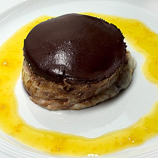 Rezeptbild: Ziegenfrischkäsecreme im Canachemantel an Pfirsichsauce