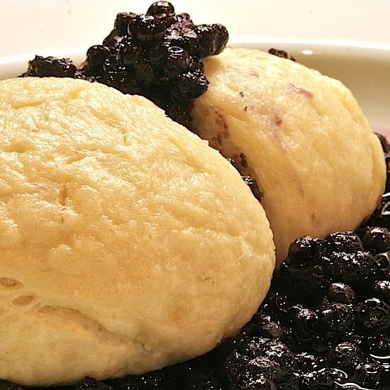 Rezeptbild: Hefeklöße mit Heidelbeeren