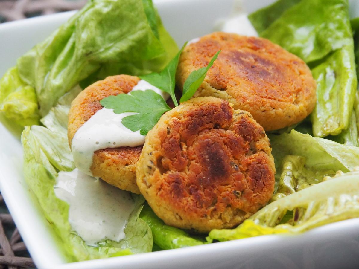 Rezeptbild: Falafel mit Joghurtdip auf Blattsalat