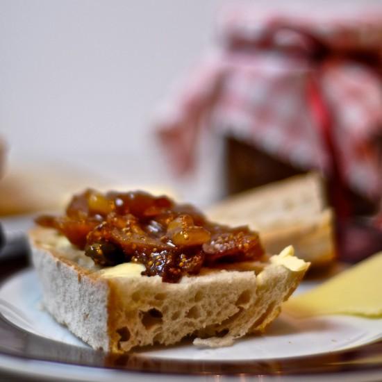 Rezeptbild: Feigen-Dattel-Konfitüre mit Pistazien und Pinienkernen