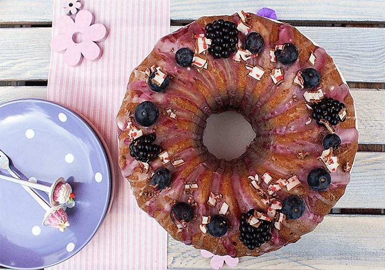 Rezeptbild: Joghurt-Gugelhupf mit Beeren