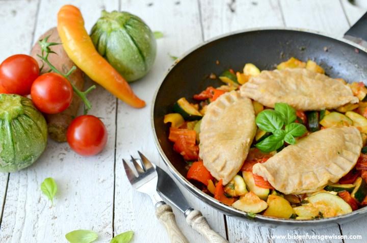 Rezeptbild: Süßkartoffeltascherl auf Gemüsepfanne vegan