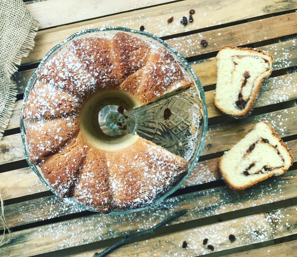 Rezeptbild: Germguglhupf mit Zwetschkenmarmelade