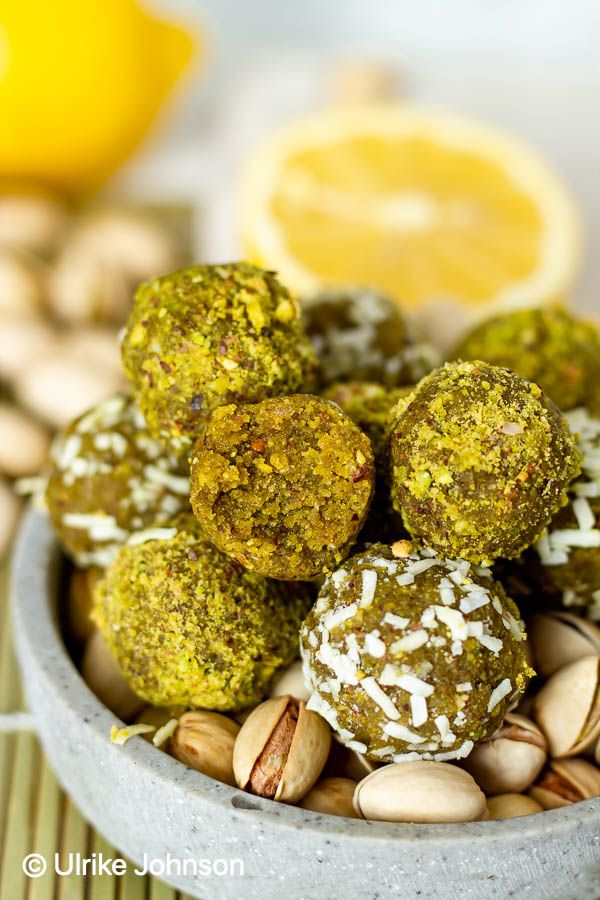 Rezeptbild: Ayurvedische Energiekugeln mit Datteln und Pistazien