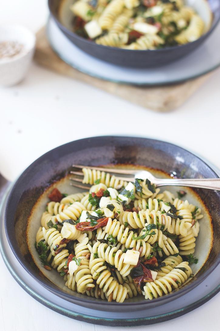 Rezeptbild: Pesto-Nudelsalat mit getrockneten Tomaten