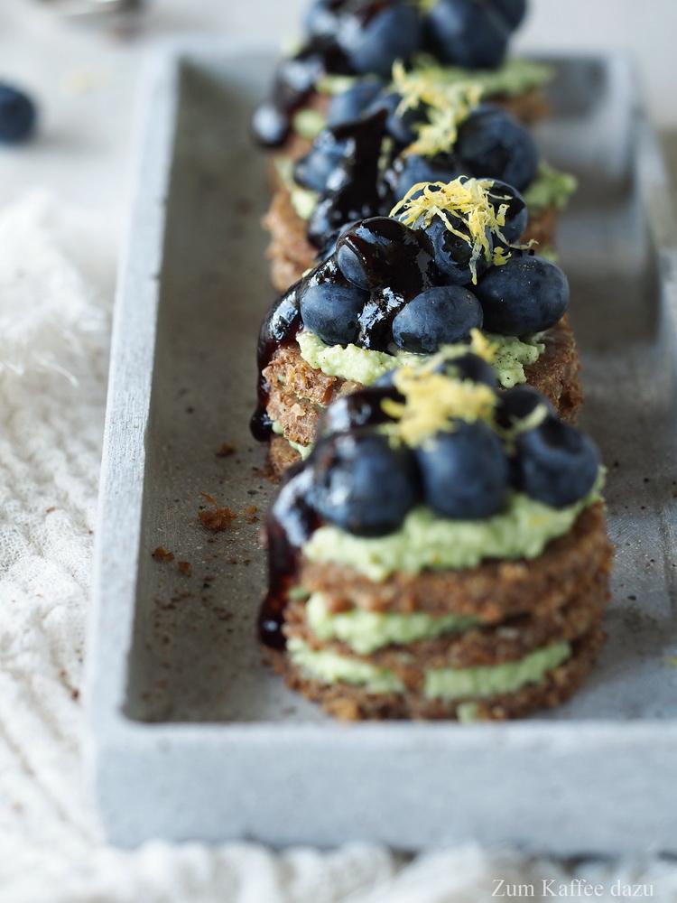 Rezeptbild: Blaubeer-Avocado-Canapés mit Balsamico