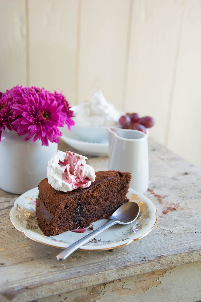 Rezeptbild: Fluffiger Rotweinkuchen mit einer süßen Rotweinsirup Krönung