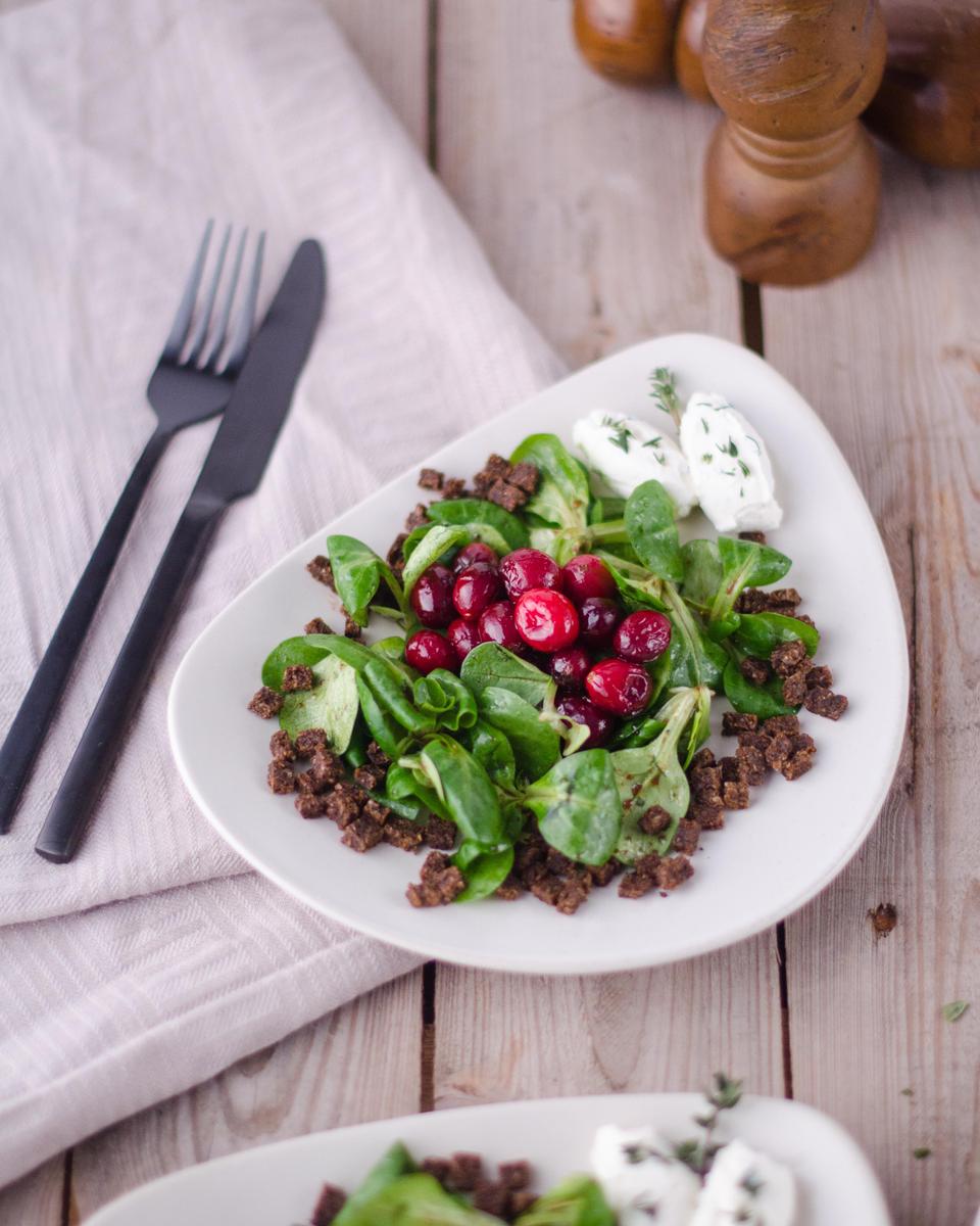 Rezeptbild: Karamellisierte Cranberries auf Feldsalat