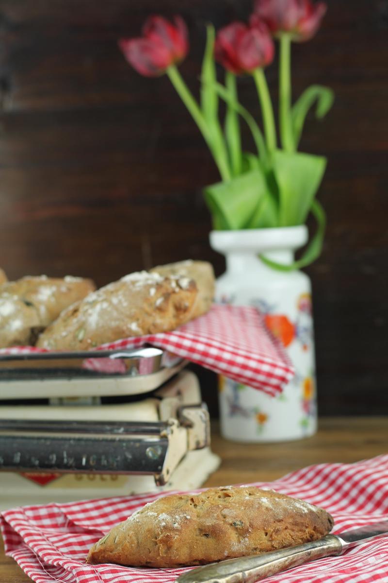Rezeptbild: Kernige Roggen-Dinkel-Brötchen