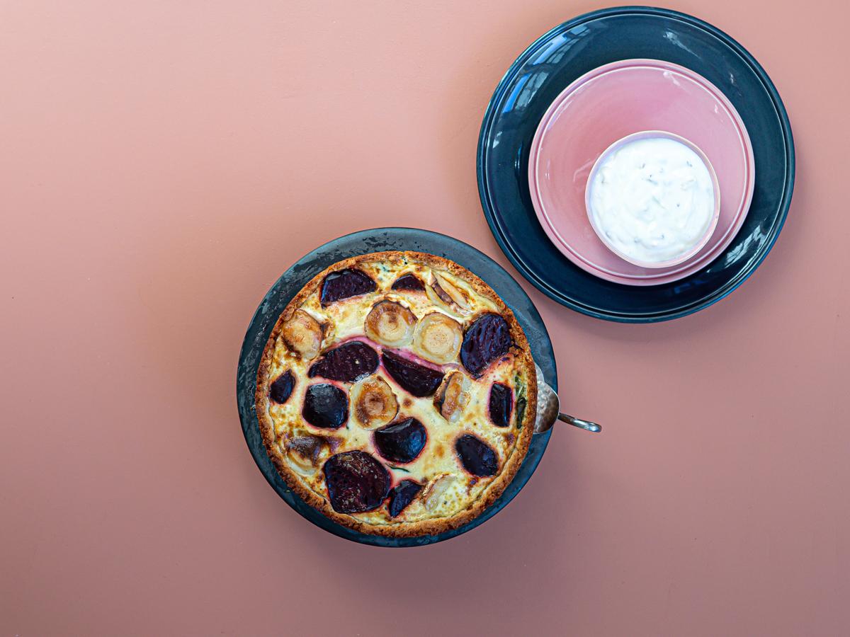 Rezeptbild: Rote Bete-Quiche mit Walnuss- und Knoblauchjoghurt