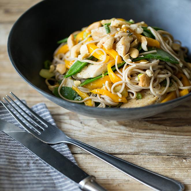 Rezeptbild: Soba-Nudel-Salat mit Hähnchen, Mango und Sesam-Dressing