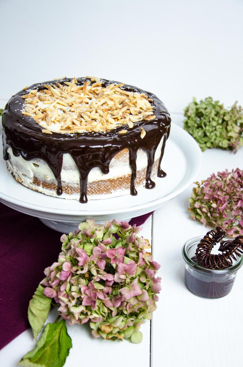 Rezeptbild: Karotten-Mandel Torte mit Kokosfrosting und Schokoglasur