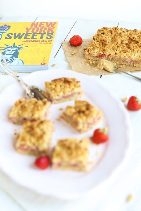 Rezeptbild: Erdbeer-Erdnuss-Schnitten