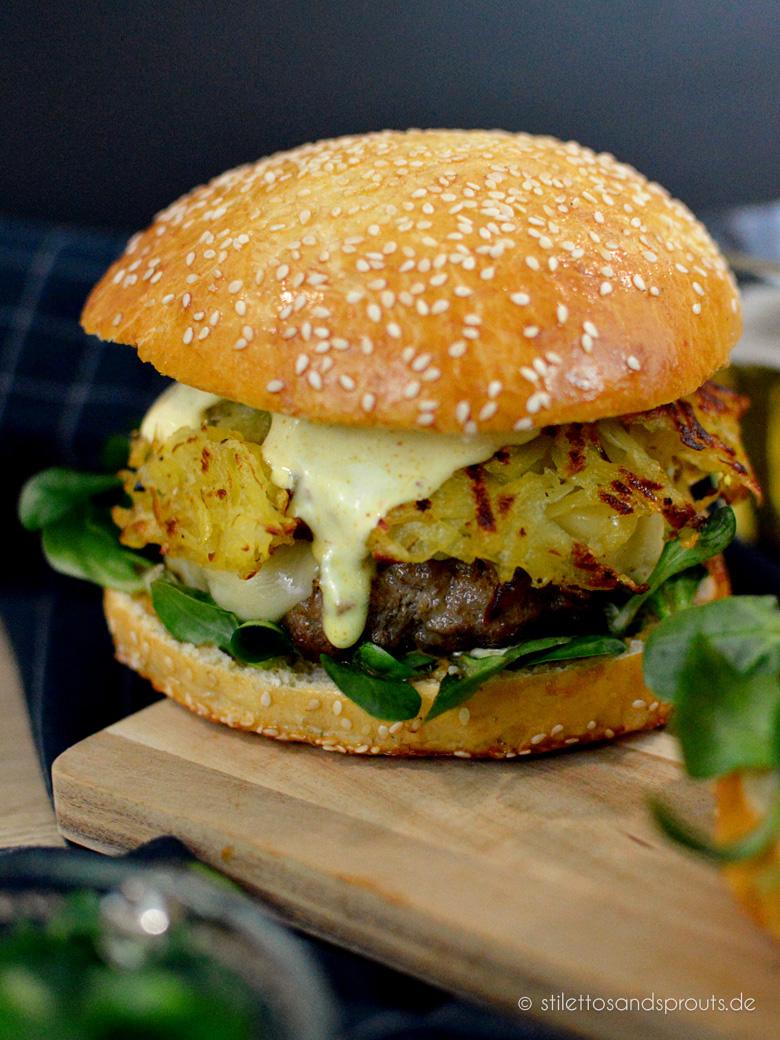 Rezeptbild: Rösti-Burger mit Feldsalat und Curry-Mayo
