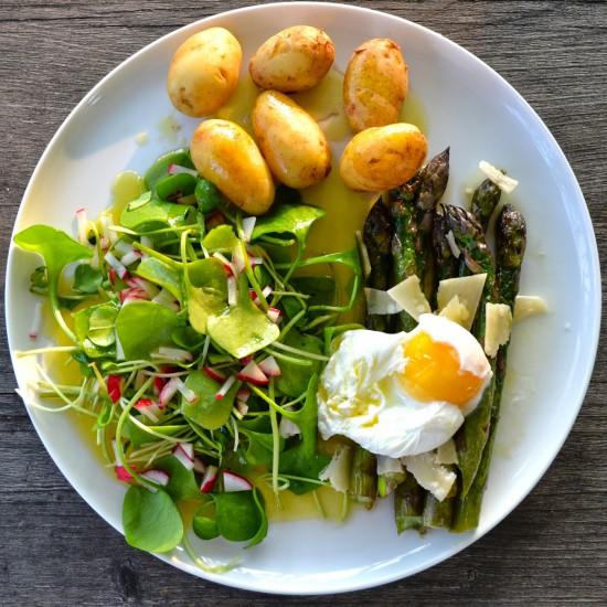Rezeptbild: Grüner Spargel mit pochiertem Ei