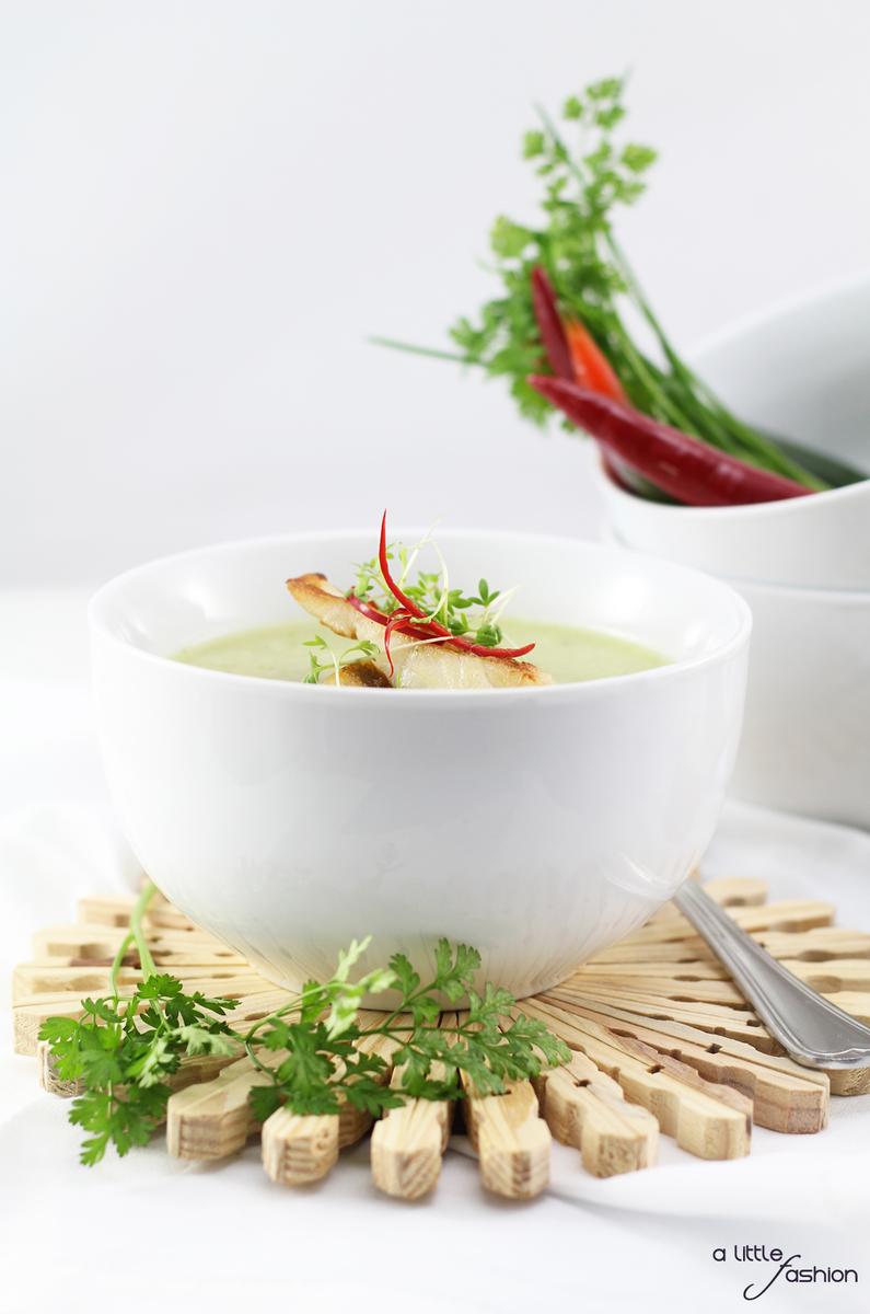 Rezeptbild: Kohlrabi-Kräuter-Suppe mit Zander-Filet