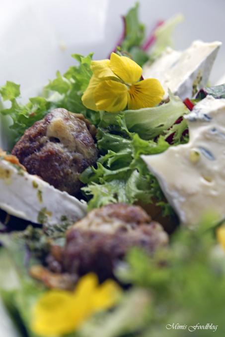Rezeptbild: Gefüllte Gorgonzola-Hackbällchen ~ auf einem Sommersalat mit Blüten