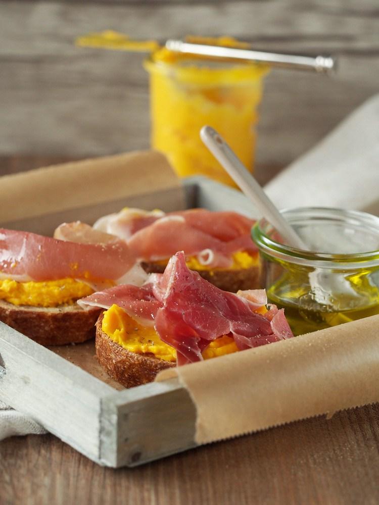 Rezeptbild: Crostinis mit Kürbis-Creme, Schinken und Trüffelöl