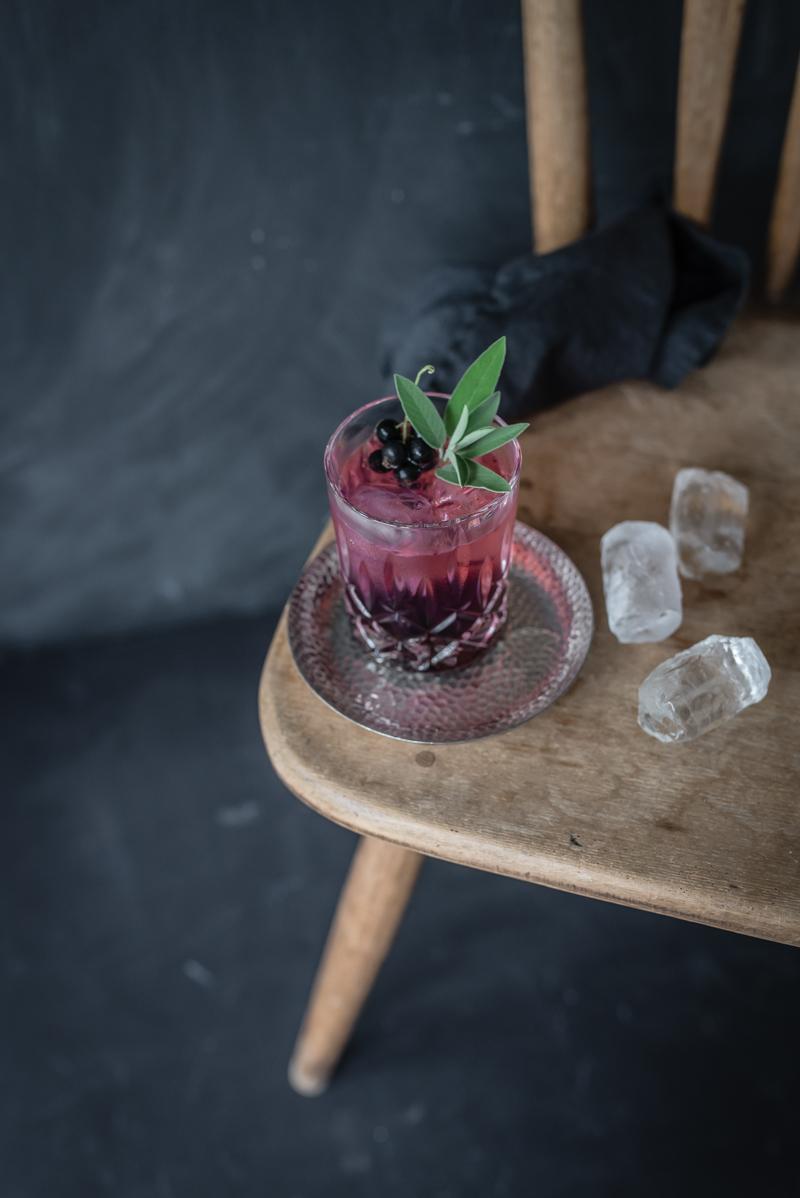 Rezeptbild: the tricky cassis kiss: gin tonic mit cassis salbei gelee